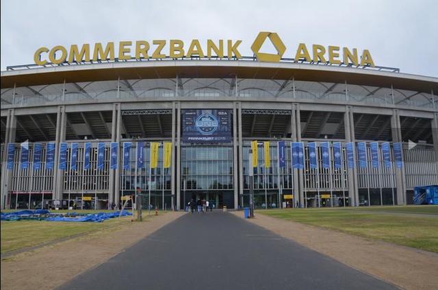 Quang cảnh bên ngoài sân vận động Commerzbank – Arena, nơi tổ chức vòng chung kết ESL One Frankfurt 2015.