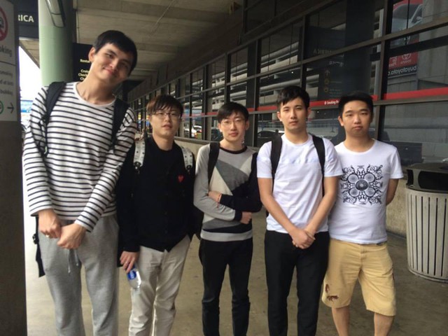 Iceiceice (ngoài cùng bên trái) cùng các đồng đội tại Vici Gaming. 