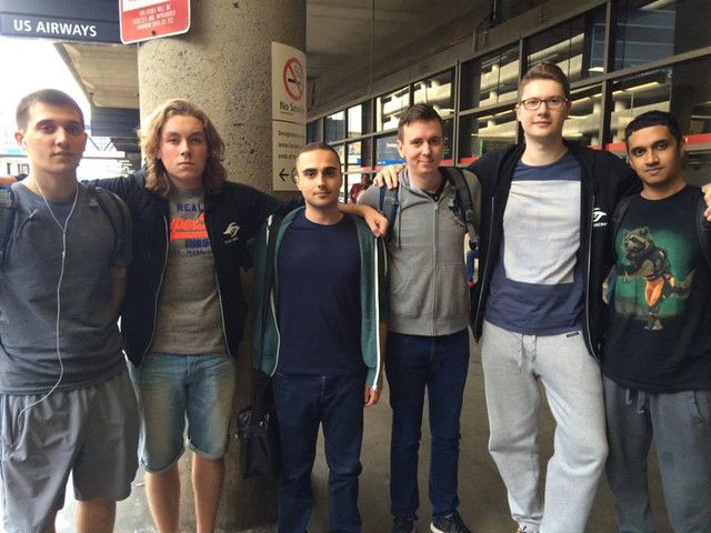 Team Secret sau một chuyến bay ngắn từ Santa Monica cũng đã có mặt tại sân bay Seattle. 