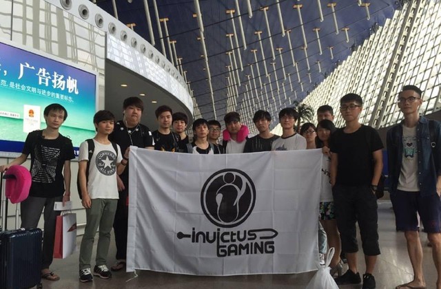 Người hâm mộ đã đến tận sân bay để ủng hộ tinh thần cho các thành viên của iG.