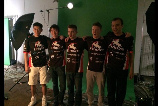 Các thành viên của Team Empire đang tham gia buổi chụp hình cùng Valve Studio.