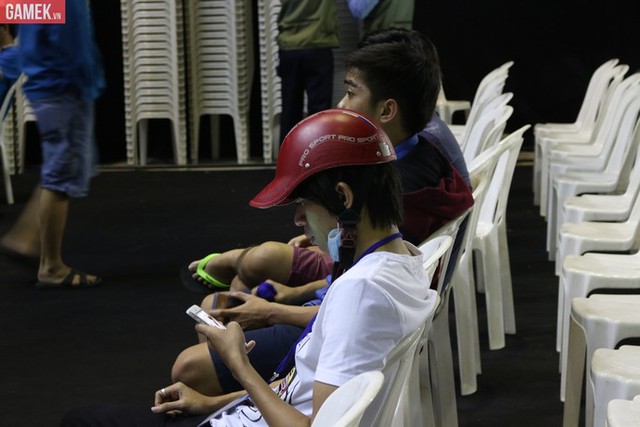 Đội mũ bảo hiểm để tránh nắng rơi vào đầu - QTV 2015.