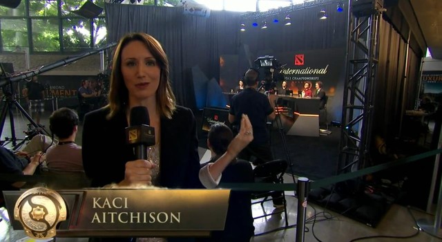 Kaci Aitchison, nữ phóng viên xinh đẹp của mùa TI năm nay.
