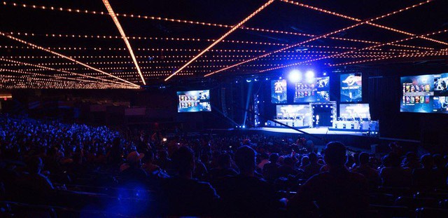 
Khán phòng Madison Square Garden không còn một chỗ trống khi trận khai mạc giữa Secret và Fnatic diễn ra.
