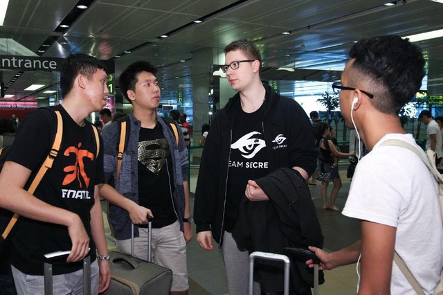 
Puppey (Team Secret) gặp gỡ các thành viên của Team Fnatic tại sân bay Singapore.
