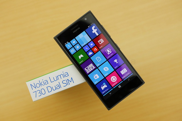  Các góc của Lumia 730 không được bo tròn nên khi cầm trên tay hoặc bỏ vào túi sẽ bị cấn. 