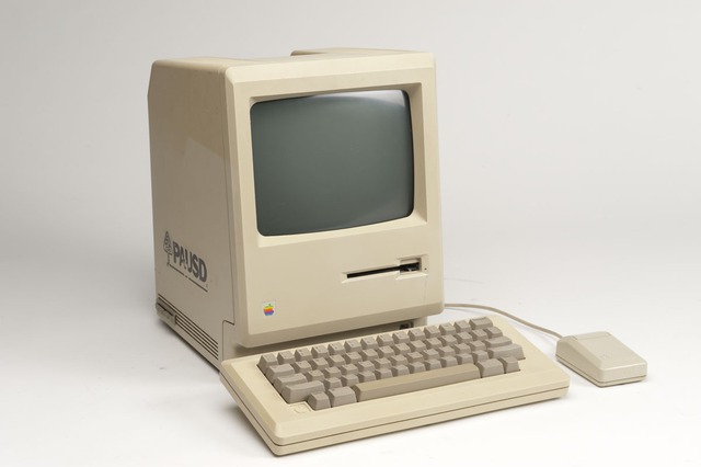  Chiếc máy tính để bàn Apple Macintosh cũng mang tông màu trắng xám đặc trưng. 