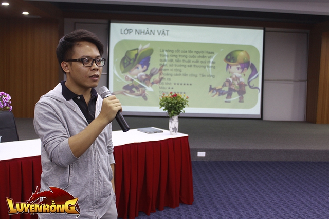 
Đại diện NPH SohaGame đang giới thiệu các lớp nhân vật trong Luyện Rồng
