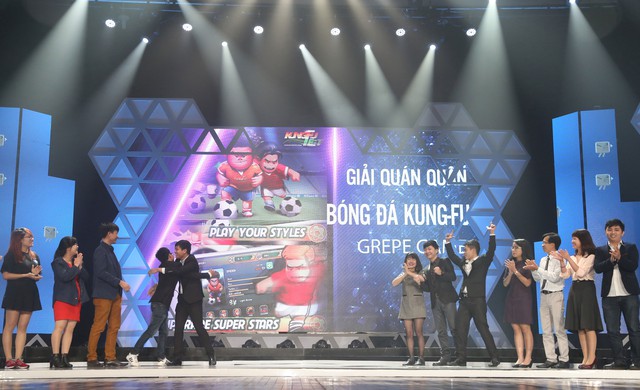 
Nhóm tác giả Grepgame – tác giả của Bóng đá Kungfu trở thành nhà vô địch của Giải thưởng Chim Xanh 2015.
