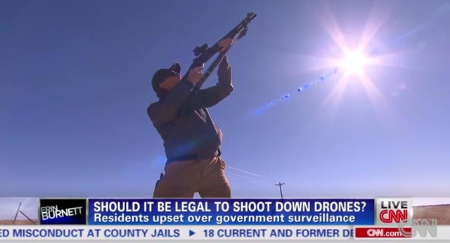  Vào năm 2013, CNN đã từng đăng tin, những người dân phản đối drone đã tìm cách thúc đẩy các bộ luật cho phép bắn các thiệt bị bay. 