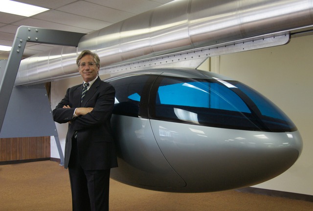  CEO Jerry Sanders của SkyTran. 