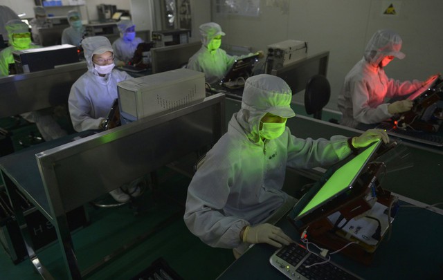 
Nhân viên làm việc trong một nhà máy sản xuất màn hình LCD ở Vũ Hán, Trung Quốc.
