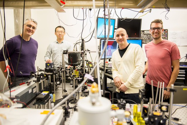  Đội ngũ nghiên cứu (từ trái qua) bao gồm: Peter Pauzauskie, Xuezhe Zhou, Bennett Smith, Matthew Crane. 
