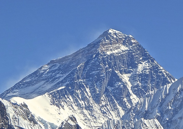 
Everest trong một bức ảnh chụp từ ngọn núi hàng xóm Gokyo Ri cao 5.357 mét.

