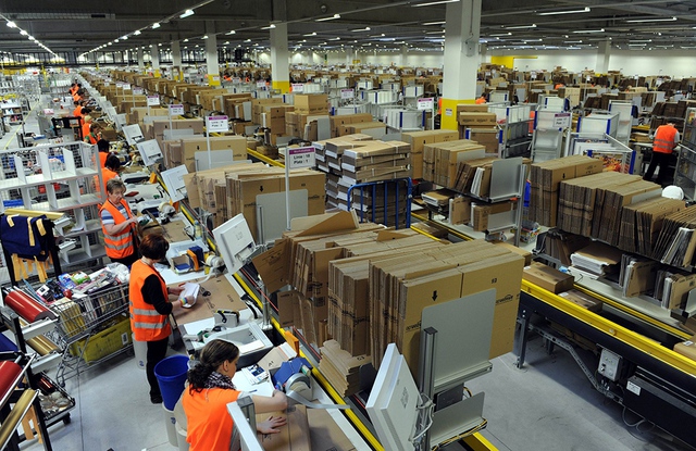  Một trung tâm đóng gói hàng của Amazon 