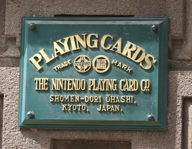 
Biển hiệu cũ của Nintendo thời còn là công ty sản xuất bài.
