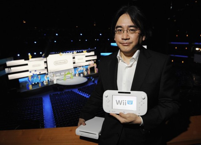 Ông Iwata Satoru cầm trên tay hệ thống Wii U