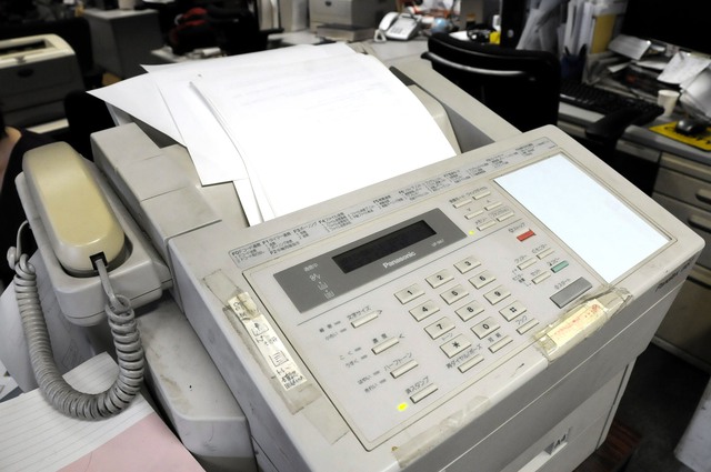  Giới văn phòng Nhật vẫn luôn có thói quen sử dụng máy fax mặc dù đã có robot thay thế. 