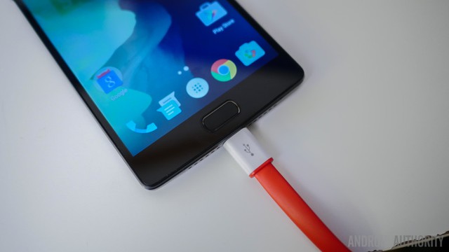  OnePlus 2 là 1 trong những sản phẩm di động đầu tiên trên thị trường được áp dụng chuẩn USB mới. 