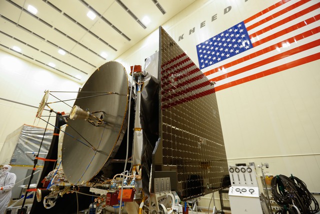  Anten liên lạc và tấm pin mặt trời đủ sức giúp OSIRIS-REx hoạt động liên tục trong suốt thời gian trên vũ trụ. 