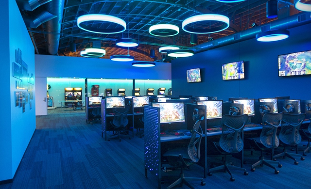 Phòng máy PC cao cấp được thiết kế theo nguồn cảm hứng từ các PC Bang Hàn Quốc để nhân viên giải trí