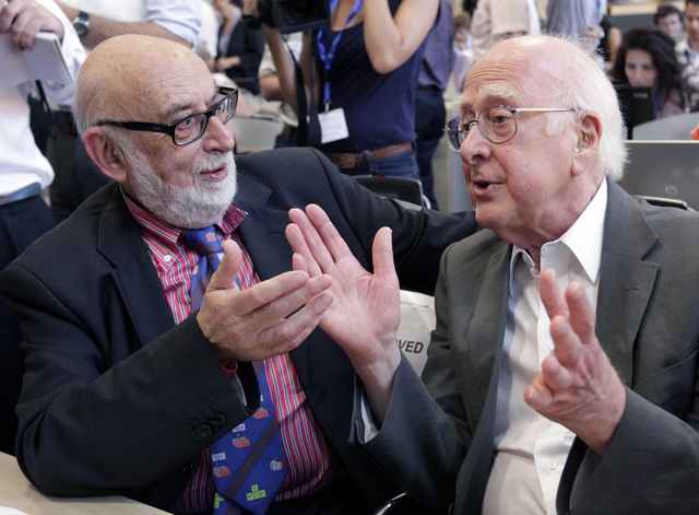  Giáo sư Peter Higgs (phải), người tiên đoán sự tồn tại của Higgs năm 1964, mở ra những kì vọng lớn cho vật lý. Ông nhận giải Nobel năm 2013 cho khám phá của mình. 