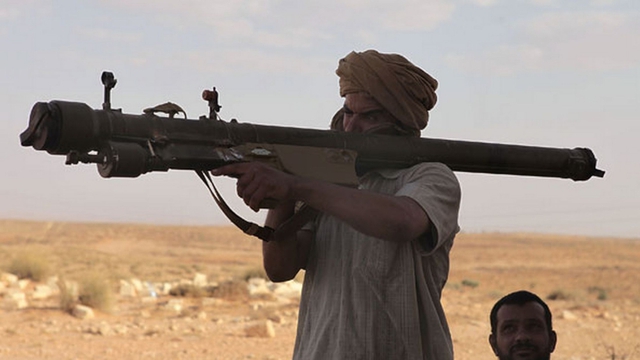  Một chiến binh IS đang tập ngắm với tên lửa Strela-2 