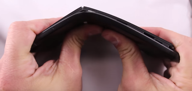  Nexus 6P dễ dàng bị bẻ cong 