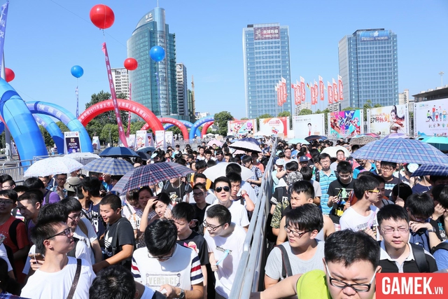 Khách tham quan xếp hàng rất đông, cho dù thời tiết ở Thượng Hải là nắng nóng