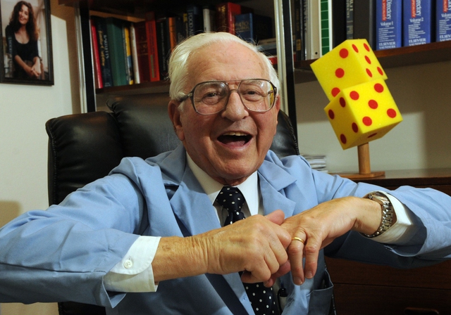  Donald Unger, chủ nhân giải Ig Nobel đã bẻ khớp một bên tay suốt 60 năm. 