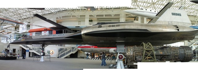  Ảnh chụp panorama chiếc SR-71, trên lưng là một drone 