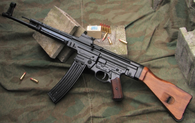  Súng trường StG-44 của Đức. 