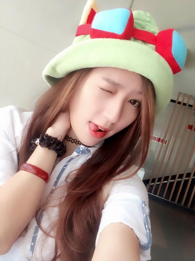 
Cá tính, duyên dáng bên chiếc mũ Teemo.
