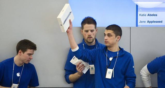 Nhân viên Apple Store trong giờ làm việc