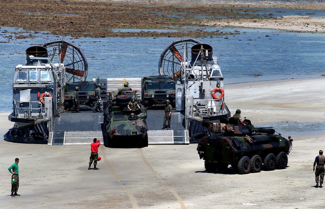  Một chiếc LCAC đổ bộ lên bãi biển 