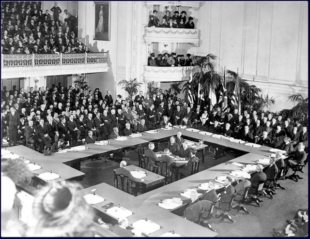  Quang cảnh buổi ký hòa ước Versailles năm 1919. 
