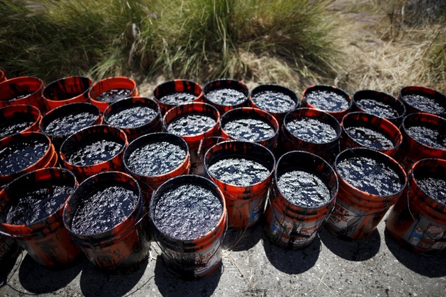 Những thùng dầu tình nguyện viên vớt được từ váng dầu tại bãi biển Refugio State ở Goleta, California vào 20/5/2015.