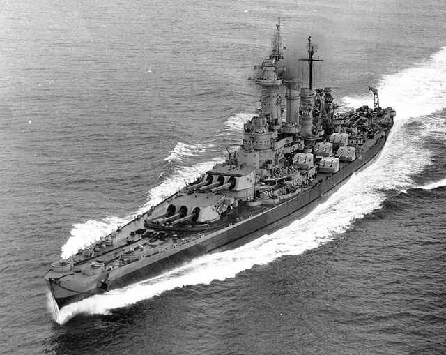 
Thiết giáp hạm USS Washington.
