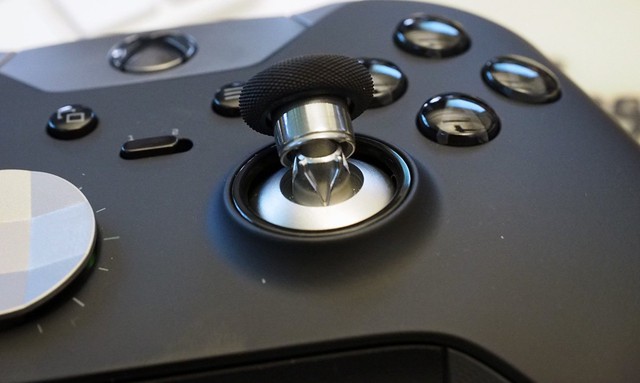  Khả năng tháo rời và tùy biến thumbstick của Xbox One Elite. 