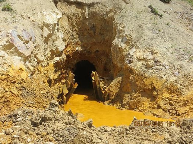 Dòng nước thải màu vàng đọng tại lối vào của mỏ vàng Gold King ở quận San Juan, Colorado vào 5/8/2015. Một nhóm nhân viên của Cơ quan Bảo vệ Môi sinh đã vô ý làm tràn lượng nước thải này xuôi dòng xuống tới phía bắc bang New Mexico.