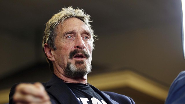  John McAfee, ứng cử viên tổng thống Mỹ năm 2016 và đồng sáng lập phần mềm diệt virus McAfee. 