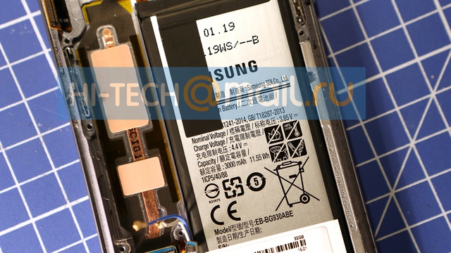  Cận cảnh viên pin của Galaxy S7 và ống tản nhiệt. 