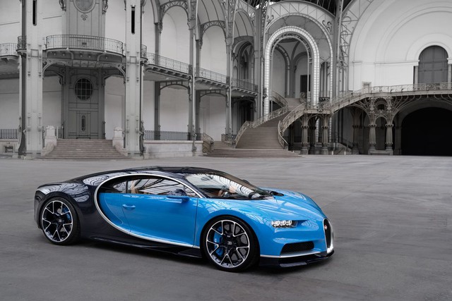 Để chịu được sức ép từ vận tốc trên 400 km/h, Bugatti Chiron được trang bị bộ lốp do Michelin thửa riêng với kích thước 285/30 R20 trước và 355/25 R21 sau. 
