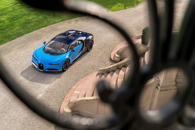  Bugatti Chiron sẽ chỉ có 500 chiếc ra đời trên toàn thế giới và đi kèm giá bán lên đến 2,4 triệu Euro, tương đương 2,61 triệu USD. 