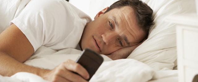 Bạn có thói quen xem điện thoại trước khi bước ra khỏi giường không?