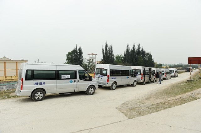 
Hàng dài ô tô đỗ cạnh khu vực bến thuyền đầm Vân Long để chuẩn bị đón thành viên đoàn làm phim rời Ninh Bình đi Quảng Ninh sau ngày quay cuối cùng
