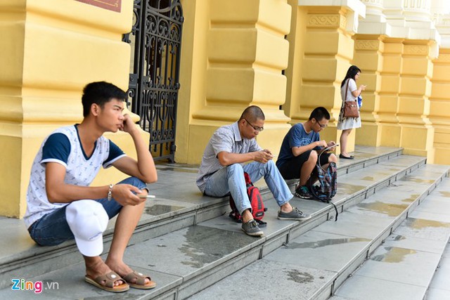  Đó là lý do không chỉ ở Việt Nam mà còn trên khắp thế giới, bất kỳ nơi công cộng nào bạn cũng có thể thấy người dân đang thi nhau bấm điện thoại. 