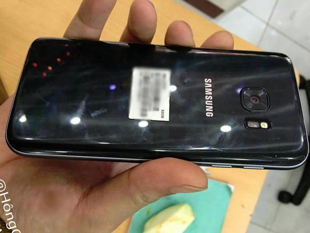  Ảnh thực tế Galaxy S7 từng lộ diện tại Việt nam. 
