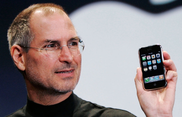  CEO Steve Jobs từng tự hào giới thiệu chiếc iPhone 2G thế hệ đầu tiên. 