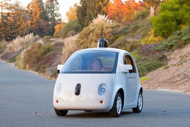 Những chiếc xe không người lái như mẫu xe của Google được chế tạo dựa trên nguyên tắc kết hợp các cảm biến, camera, ra-đa, tia hồng ngoại và hệ thống GPS để phát hiện các vật thể xung quanh. Theo thông tin trên trang web chính thức của dự án xe tự lái do Google khởi xướng (Googles Self-Driving Car Project), các cảm biến trên mẫu xe của họ có thể phát hiện các vật cản trong phạm vi lên đến hai sân bóng.